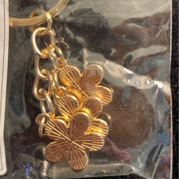 DELICATE + DAINTY | Black Flower Bag Charm | Keychain (Brand New!) ✨ - Picture 5 of 5